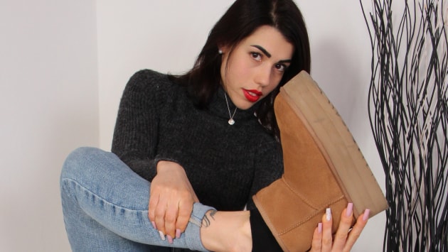 Outstanding dark haired babe Petra seducing with her amazing looking feet and toes 